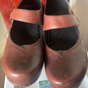 Dansko brown shoes!!